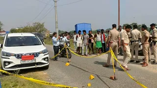 घटनास्थल पर लगी कार और जांच करती पुलिस। जागरण