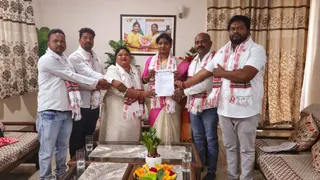 राष्ट्रीय जनजाति आयोग कि सदस्य आशा लकड़ा कोज्ञापन सौपते हुए