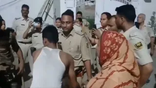 पुलिस की तलाशी लेते गुर्गे। (जागरण)
