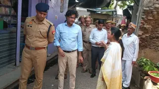 शहर में निकले डीएम और एसपी।