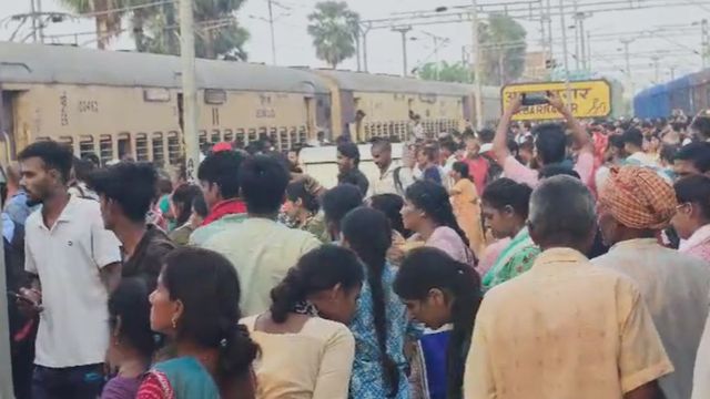भागलपुर के अकबरनगर स्टेशन पर चलती ट्रेन से निकलने लगा धुंआ, यात्रियों में मची अफरातफरी
