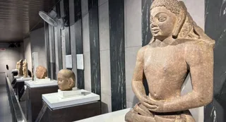 राजकीय बौद्ध संग्रहालय के जैन वीथिका में रखी गई प्राचीन मूर्तियां। जागरण