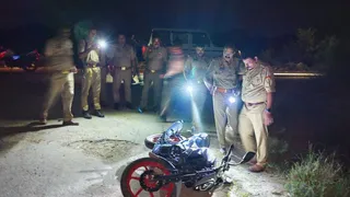 कड़ाधाम इलाके में मुठभेड़ के दौरान बदमाशों की बाइक को देखते सीओ सत्येंद्र कुमार तिवारी
