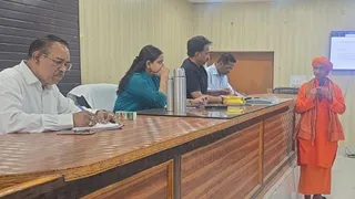 नई तहसील सभागार में मौजूद एसडीएम निधि पटेल व अन्य