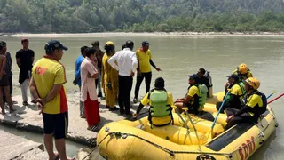 ऋषिकेश के त्रिवेणी घाट पर किशोर की तलाश को पहुंची एसडीआरएफ की टीम।