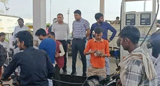 लगातार टैंकर आने से जिले में 10 लाख तेल का हुआ स्टाक। जागरण
