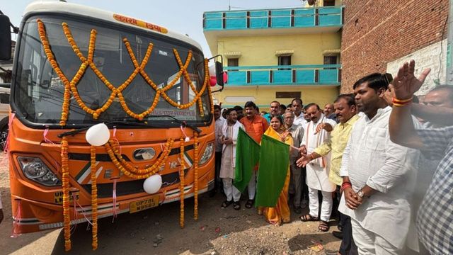 चंदौली में यूपी-बिहार बॉर्डर से वाराणसी के लिए रोडवेज बस सेवा शुरू, विधायक सुशील सिंह ने दिखाई हरी झंडी
