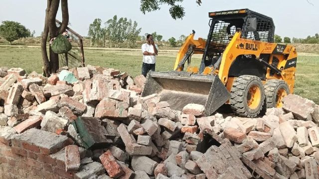 झील की जमीन पर बनी अवैध मजार बुलडोजर से कराई ध्वस्त, संभल में 180 बीघा भूमि अतिक्रमण मुक्त
