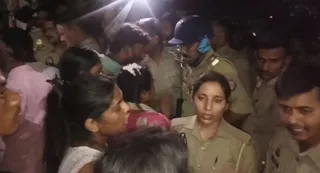 हत्या का मुकदमा दर्ज करने के लिए कठउर में हंगामा करते छात्र के परिजन व ग्रामीण- सौ. इंटरनेट मीडिया
