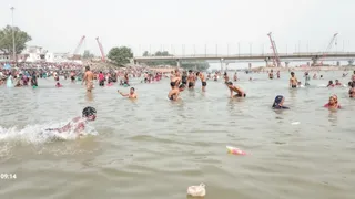 कछला गंगा घाट पर स्नान करते श्रद्धालु। जागरण