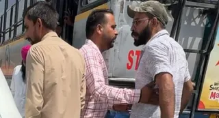 चंडीगढ़-जीरकपुर बॉर्डर पर हंगामा करते चालक। लोग उन्हें समझाते हुए।