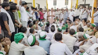 टोल मांगने पर भाकियू प्रदेश अध्यक्ष धरने पर बैठे।
