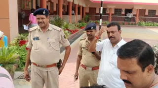 आरोपी को गिरफ्तार कर ले जाती पुलिस। फोटो जागरण