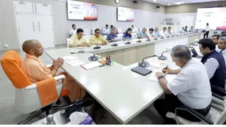 सीएम योगी की अधिकारियों के साथ बैठक। फाइल फोटो