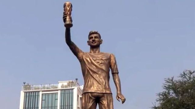 अचानक हवा में डोलने लगी मेसी की मूर्ति, मच गई अफरा-तफरी; लोगों में फैली दहशत!
