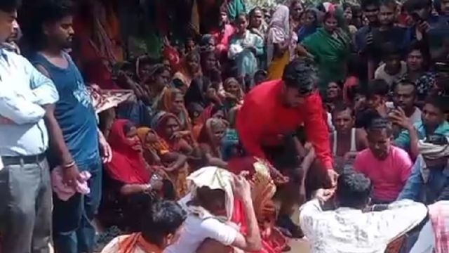 गढ़वा में प्रेमी युगल को ग्रामीणों ने पकड़ा, फिर हिंदू रीति-रिवाज से कराई शादी
