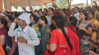 ट्रांजिट कैंप में पंजीकरण की कतार तोड़ने का विरोध करते तीर्य यात्री। जागरण