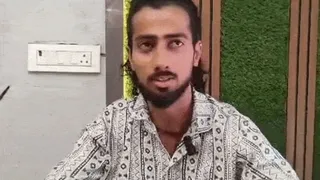 घटना की जानकारी देते हुए युवक।