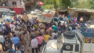 श्रीनगर-पौड़ी राष्ट्रीय राजमार्ग को खंडाह के समीप बाधित करते ग्रामीण। इस दौरान पुलिस बल तैनात रहा।