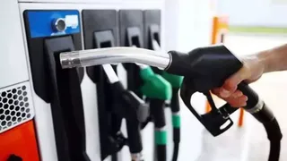 पेट्रोल-डीजल के बढ़ते दामों ने आम लोगों का बजट बिगाड़ा।