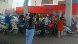 तीर्थनगरी ऋषिकेश स्थित पेट्रोल पंप पर तेल भरवाने के लिए उमड़े वाहन चालक।