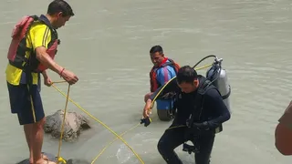 गंगा में बहे नोएडा के युवक की तलाश करती एसडीआरएफ टीम। एसडीआरएफ