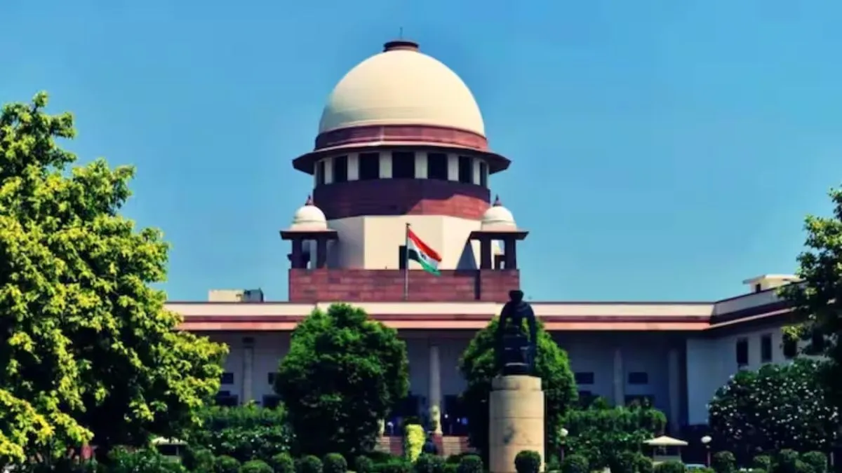 शौचालय या सेनिटरी नैपकिन के अभाव में नहीं बंद होनी चाहिए बेटियों की पढ़ाई, सुप्रीम कोर्ट ने जताई चिंता