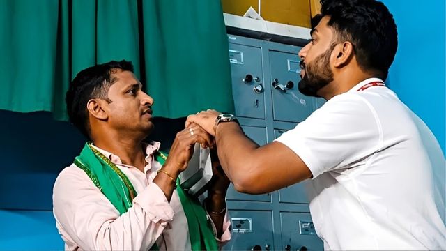 'यादव हो क्या?' सवाल के बाद AC कोच में बवाल: हरे गमछे वाले युवक से TTE की मारपीट का VIDEO वायरल, रेलवे ने किया सस्पेंड