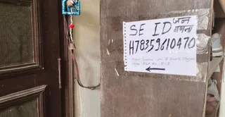 श्याम नगर स्थित देवविद्या अपार्टमेंट के बाहर सेल्फ एन्यूमरेशन आईडी का चस्पा पोस्टर। सौ.स्वयं