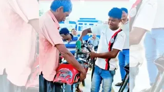 हरनाटांड़ में बाइक की टंकी में पेट्रोल डलवाता युवक। फोटो सौ. वायरल वीडियो