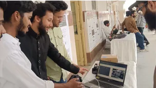 मॉडल के बारे में जानकारी देते छात्र सोहेल सैफी, मोहम्मद अजीज, फैसल व आदिल। जागरण
