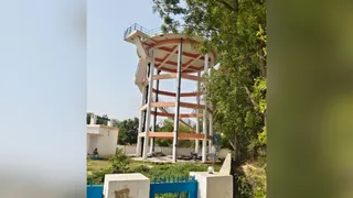 जलापूर्ति के पहले ट्रायल में ही क्षतिग्रस्त को गई टंकी।