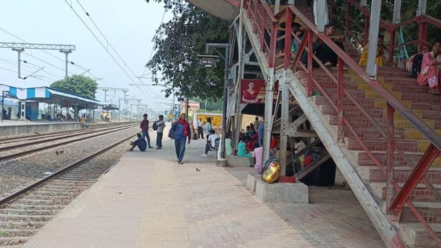 गोरखपुर-नरकटियागंज रेलखंड पर ट्रेनों की रफ्तार थमी, पैसेंजर ट्रेनें अब भी बंद
