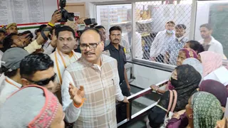 संभल के जिला अस्पताल में पर्ची विंडो पर लगी मरीजों की लाइन को देखकर नाराजगी प्रकट करते उपमुख्यमंत्री ब्रजेश पाठक