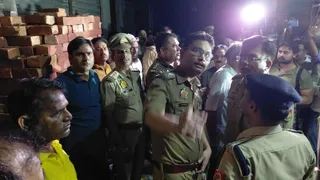 मौके पर जुटी भीड़ और पुलिस। जागरण