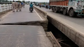 मंगलपुर पुल में गैप आने से आवागमन प्रभावित (AI फोटो)