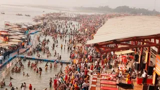 अमरोहा के गंगा ब्रजघाट पर स्नान करते श्रद्धालु।