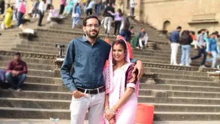 हल्केवीर पटेल पत्नी रोशनी के साथ।