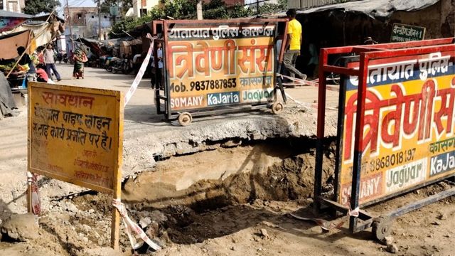 पांच मीटर दूर जाने के लिए 500 M का फेर, कासगंज में अमृत योजना का काम बना मुसीबत
