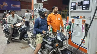 पेट्रोल पंप से पेट्रोल लेता बाइक सवार।