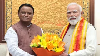 नई दिल्ली में देश के प्रधानमंत्री नरेंद्र मोदी को गुलदस्ता देते ओडिशा के मुख्यमंत्री मोहन चरण माझी।