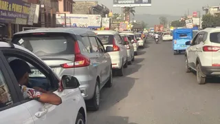 मार्ग पर वाहनों की लगी कतार।