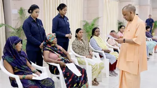 सीएम योगी ने जनता दर्शन में सुनीं समस्याएं।