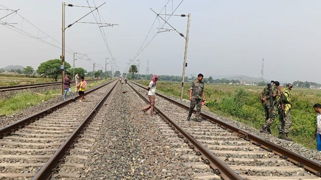पश्चिम सिंहभूम: ट्रेन से कटकर युवक-युवती की मौत, पास में मिले टिकट और बंद मोबाइल से पहचान की कोशिश जारी