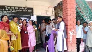 मंडी की पंचायत ट्रोह में मतदाता अपनी बारी का इंतजार करते हुए। मेहंडी में बीडीसी का मतदान स्थगित हो गया है।