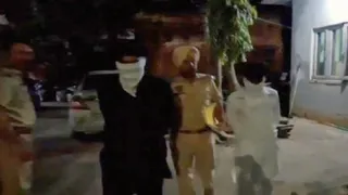 पुलिस के साथ पकड़ा गया भाजपा उम्मीदवार व रिश्तेदार।