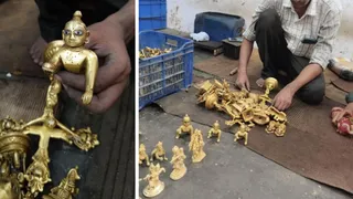 अलीगढ़ में एक फैक्ट्री में बनतीं पीतल की मूर्तियां।