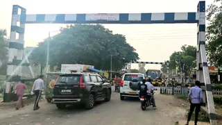 संभल में रेलवे फाटक बंद होने पर खड़े वाहन