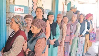 शिमला की लोअरकोटी पंचायत के बूथ छूपाड़ी में मतदान के लिए कतार में खड़ी महिलाएं। जागरण