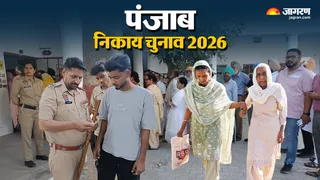 पोलिंग बूथों में लगी लंबी कतारें।